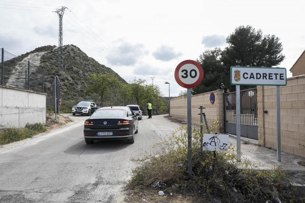 Controles de la Guardia Civil a coches, motos y bicicletas en los accesos a Cuarte de Huerva por su confinamiento perimetral.