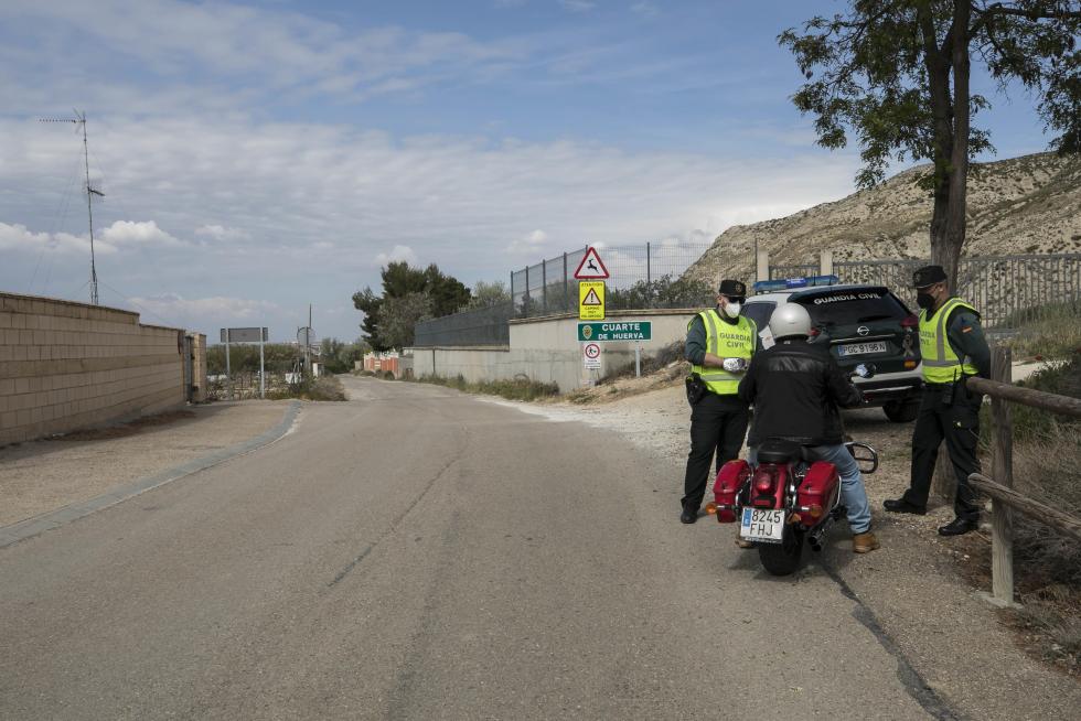 Controles de la Guardia Civil a coches, motos y bicicletas en los accesos a Cuarte de Huerva por su confinamiento perimetral.