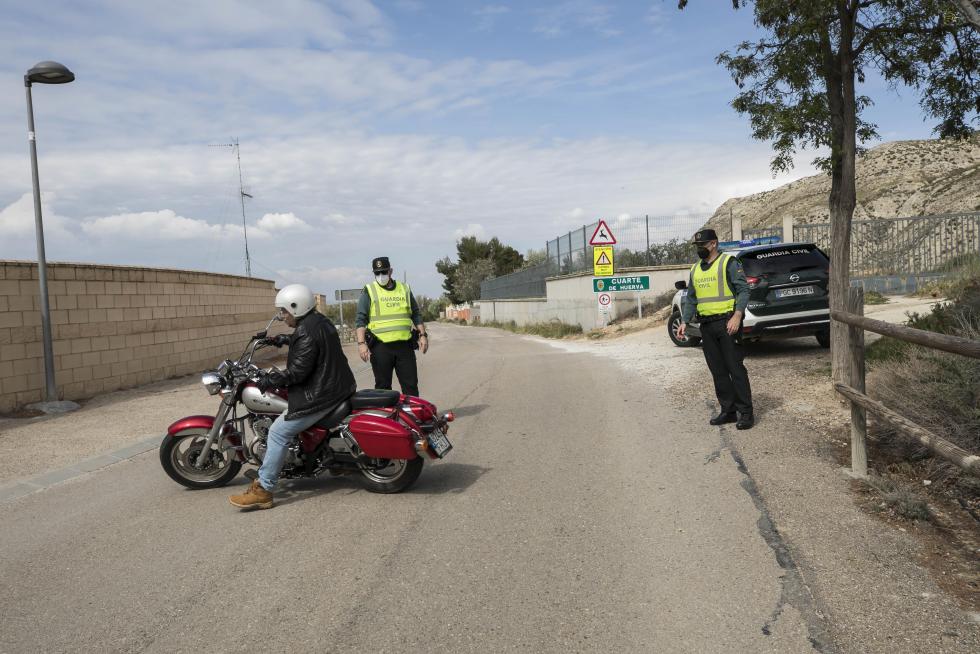 Controles de la Guardia Civil a coches, motos y bicicletas en los accesos a Cuarte de Huerva por su confinamiento perimetral.