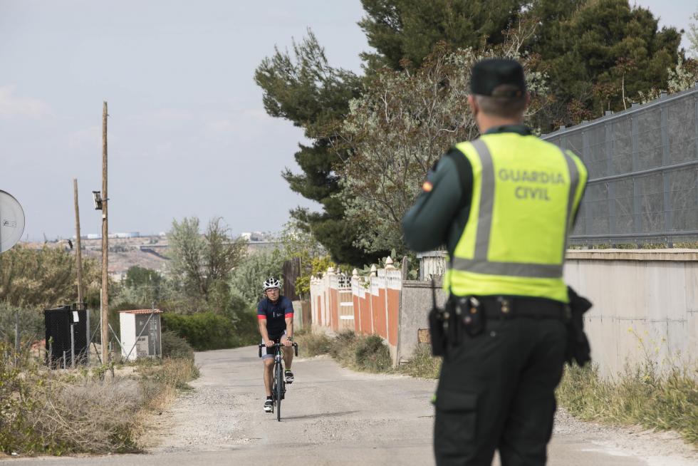 Controles de la Guardia Civil a coches, motos y bicicletas en los accesos a Cuarte de Huerva por su confinamiento perimetral.