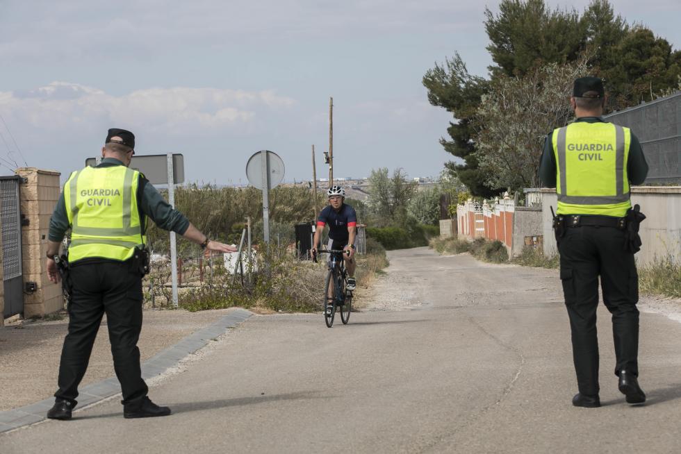 Controles de la Guardia Civil a coches, motos y bicicletas en los accesos a Cuarte de Huerva por su confinamiento perimetral.