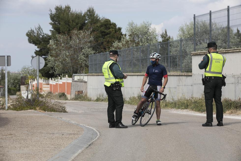 Controles de la Guardia Civil a coches, motos y bicicletas en los accesos a Cuarte de Huerva por su confinamiento perimetral.