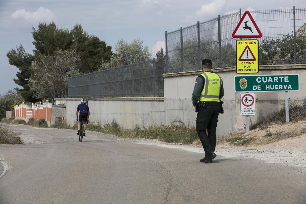 Controles de la Guardia Civil a coches, motos y bicicletas en los accesos a Cuarte de Huerva por su confinamiento perimetral.