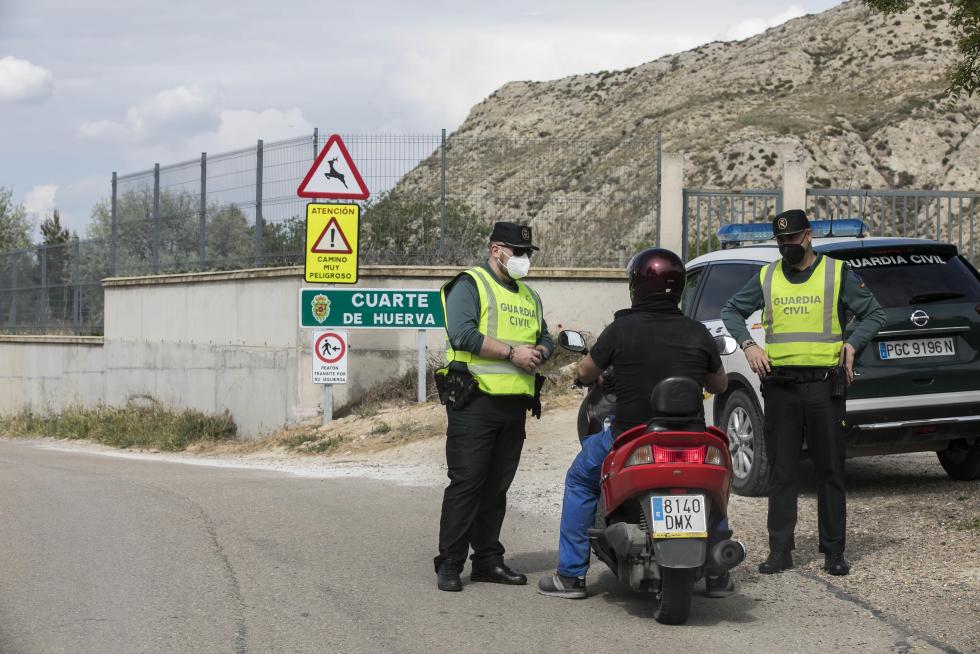 Controles de la Guardia Civil a coches, motos y bicicletas en los accesos a Cuarte de Huerva por su confinamiento perimetral.
