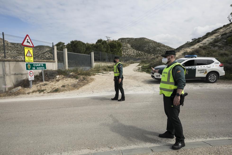Controles de la Guardia Civil a coches, motos y bicicletas en los accesos a Cuarte de Huerva por su confinamiento perimetral.