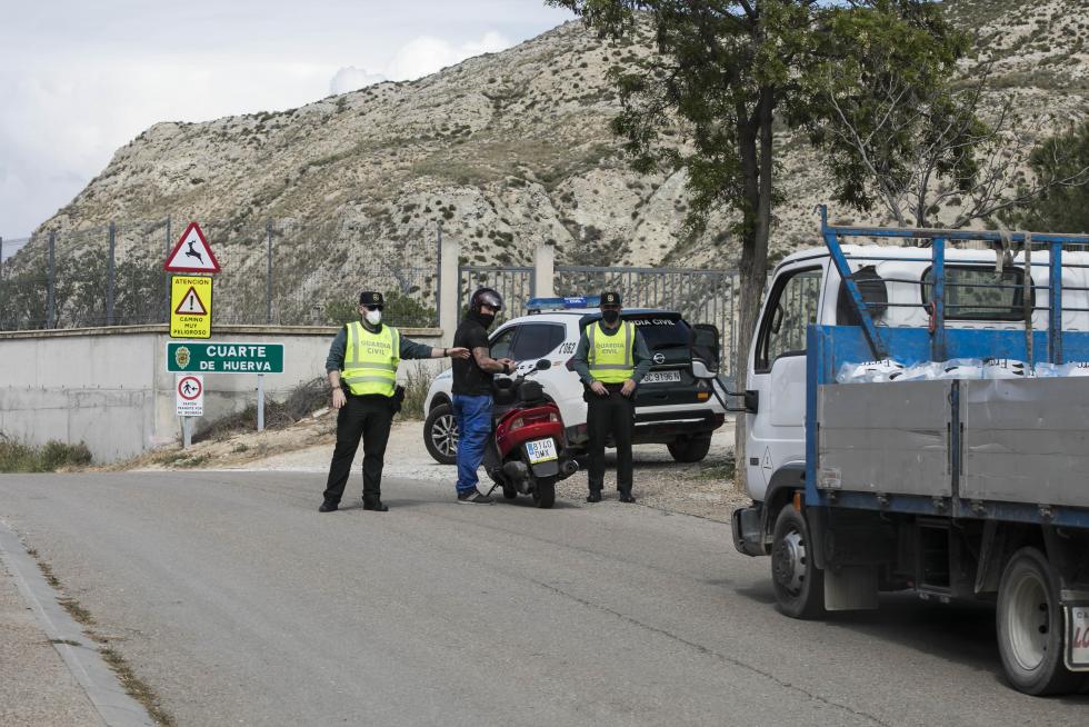 Controles de la Guardia Civil a coches, motos y bicicletas en los accesos a Cuarte de Huerva por su confinamiento perimetral.
