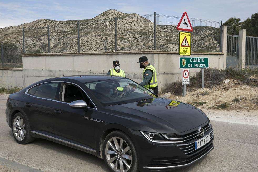 Controles de la Guardia Civil a coches, motos y bicicletas en los accesos a Cuarte de Huerva por su confinamiento perimetral.