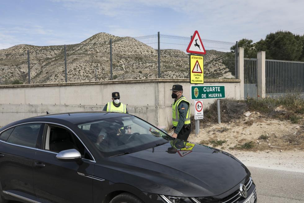 Controles de la Guardia Civil a coches, motos y bicicletas en los accesos a Cuarte de Huerva por su confinamiento perimetral.