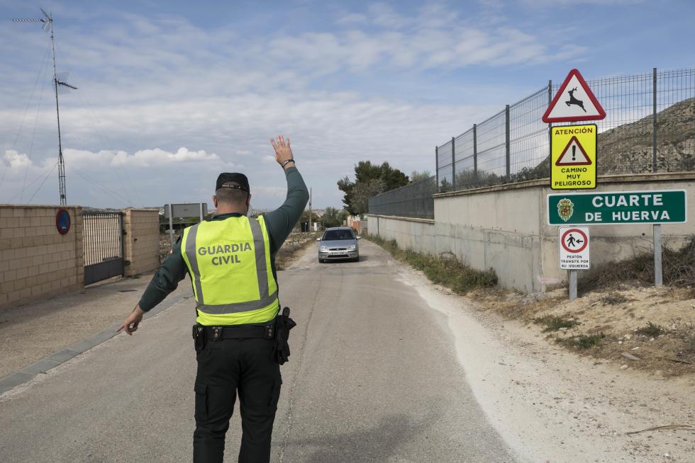 Controles de la Guardia Civil a coches, motos y bicicletas en los accesos a Cuarte de Huerva por su confinamiento perimetral.