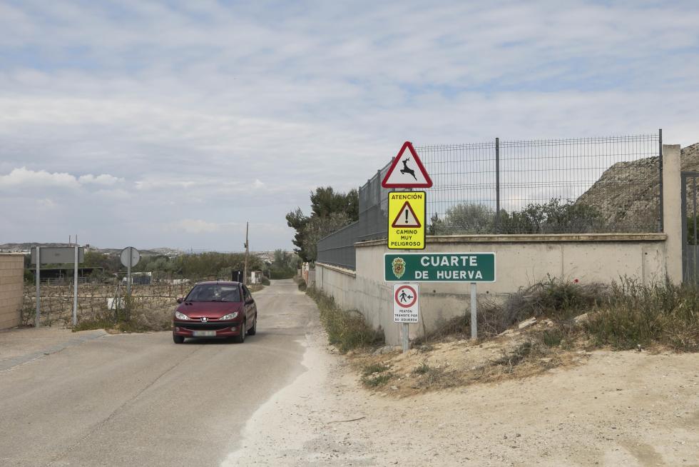 Controles de la Guardia Civil a coches, motos y bicicletas en los accesos a Cuarte de Huerva por su confinamiento perimetral.