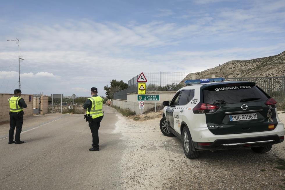 Controles de la Guardia Civil a coches, motos y bicicletas en los accesos a Cuarte de Huerva por su confinamiento perimetral.