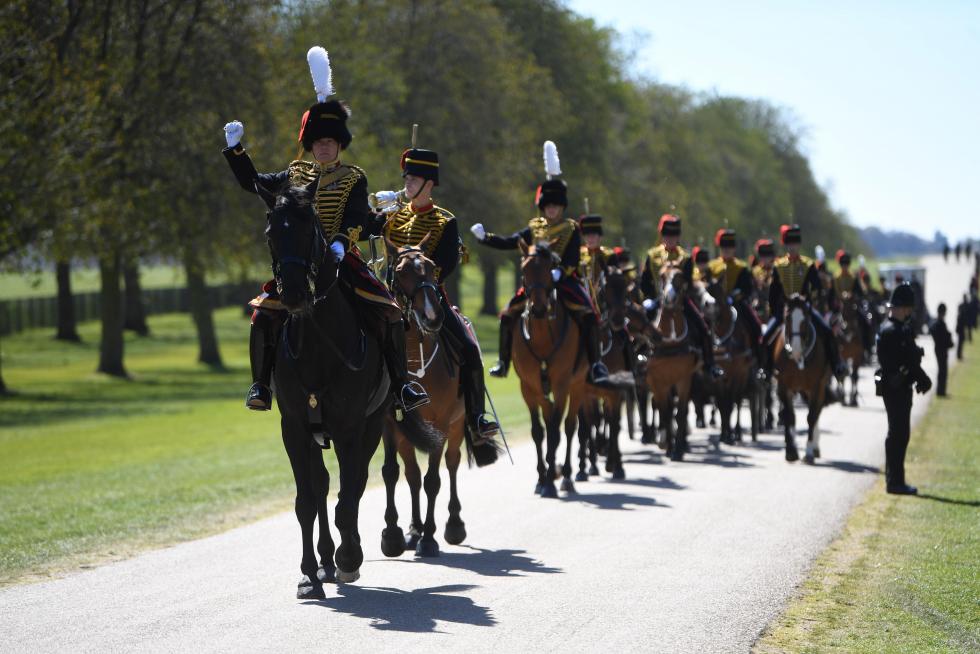 Windsor (United Kingdom), 17/04/2021.- The Kings Troop Royal Horse Artillery arrive on the Long Walk to Windsor Castle following the passing of Britain's Prince Philip, in Windsor, Britain, 17 April 2021. Britain's Prince Philip, the Duke of Edinburgh, has died on 09 April 2021 aged 99 and his funeral will take place in Windsor on 17 April. (Reino Unido, Edimburgo) EFE/EPA/NEIL HALL Prince Philip's funeral at Windsor Castle