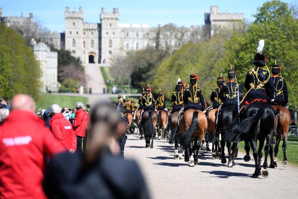 Windsor (United Kingdom), 17/04/2021.- The Kings Troop Royal Horse Artillery arrive on the Long Walk to Windsor Castle following the passing of Britain's Prince Philip, in Windsor, Britain, 17 April 2021. Britain's Prince Philip, the Duke of Edinburgh, has died on 09 April 2021 aged 99 and his funeral will take place in Windsor on 17 April. (Reino Unido, Edimburgo) EFE/EPA/NEIL HALL Prince Philip's funeral at Windsor Castle
