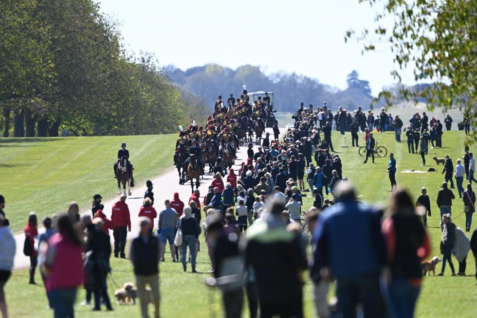 Windsor (United Kingdom), 17/04/2021.- The Kings Troop Royal Horse Artillery arrive on the Long Walk to Windsor Castle following the passing of Britain's Prince Philip, in Windsor, Britain, 17 April 2021. Britain's Prince Philip, the Duke of Edinburgh, has died on 09 April 2021 aged 99 and his funeral will take place in Windsor on 17 April. (Reino Unido, Edimburgo) EFE/EPA/NEIL HALL Prince Philip's funeral at Windsor Castle