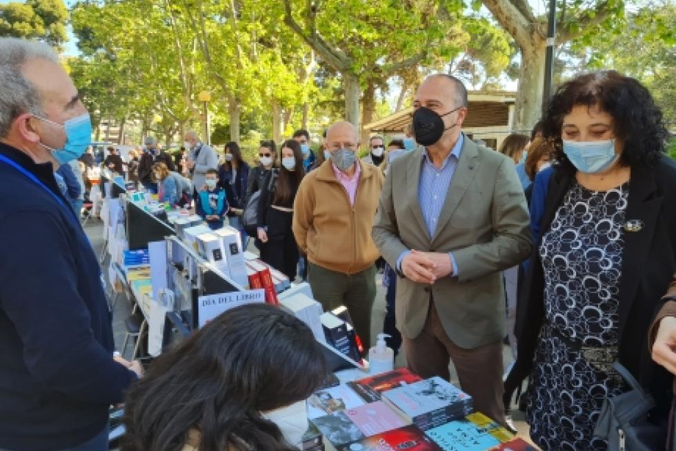Felipe Faci, consejero de Educación de Aragón, en la Feria del Libro de Zaragoza.