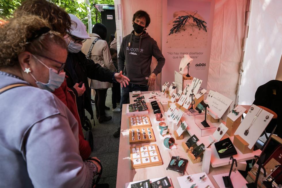 Feria de Artesanía en la plaza de Aragón de Zaragoza para celebrar el 23 de abril