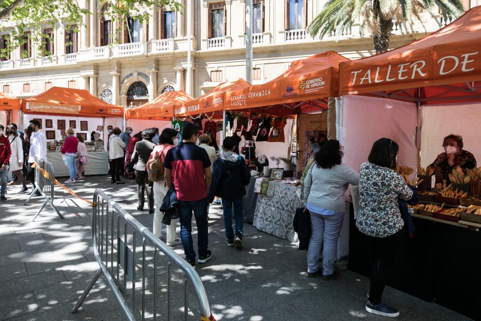 Feria de Artesanía en la plaza de Aragón de Zaragoza para celebrar el 23 de abril