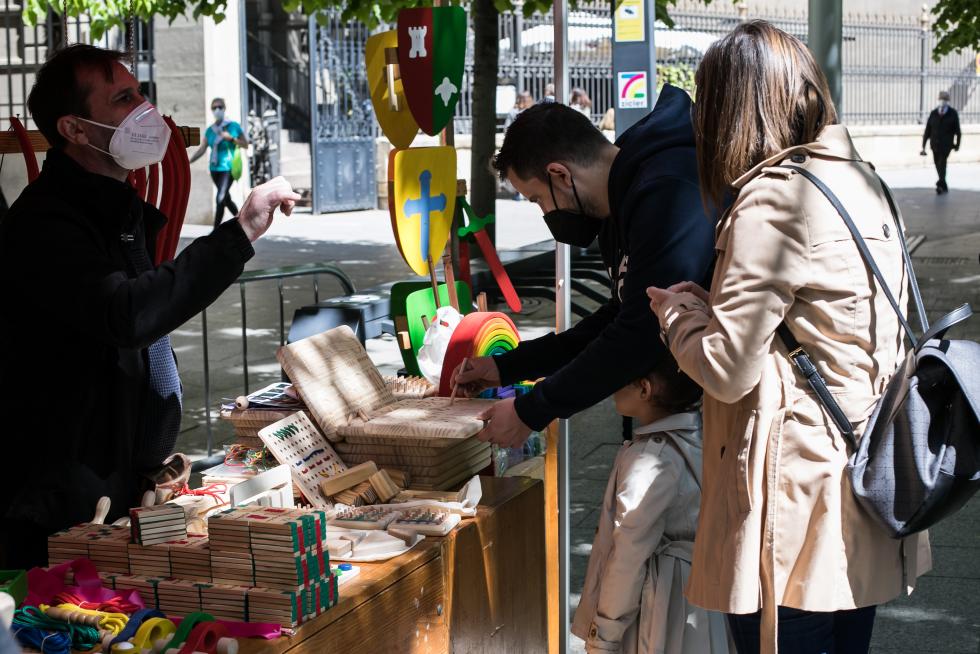 Feria de Artesanía en la plaza de Aragón de Zaragoza para celebrar el 23 de abril