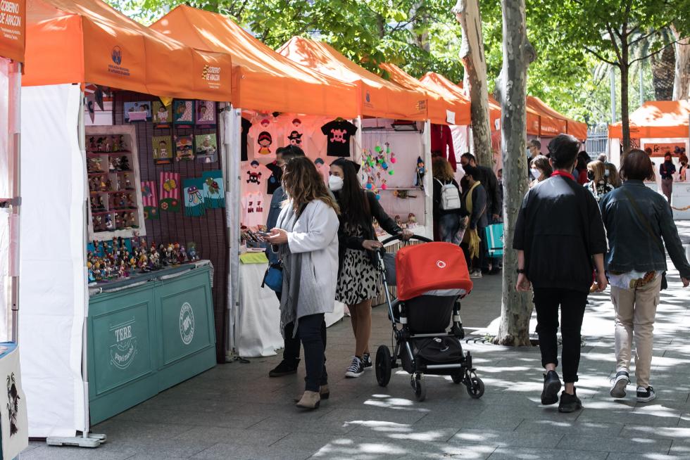 Feria de Artesanía en la plaza de Aragón de Zaragoza para celebrar el 23 de abril