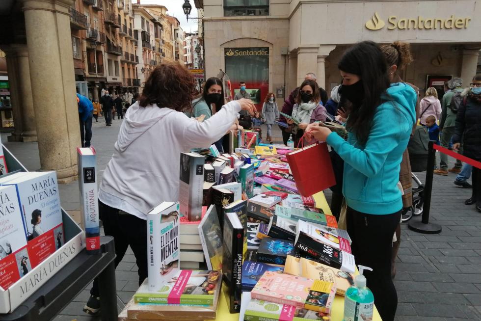 Feria del Libro de Teruel, celebrada en la plaza del Torico.