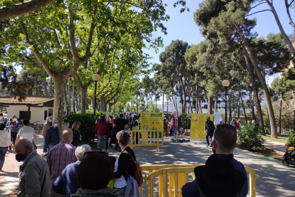 Largas filas en el Parque Grande José Antonio Labordeta para acceder a la Feria del Libro.