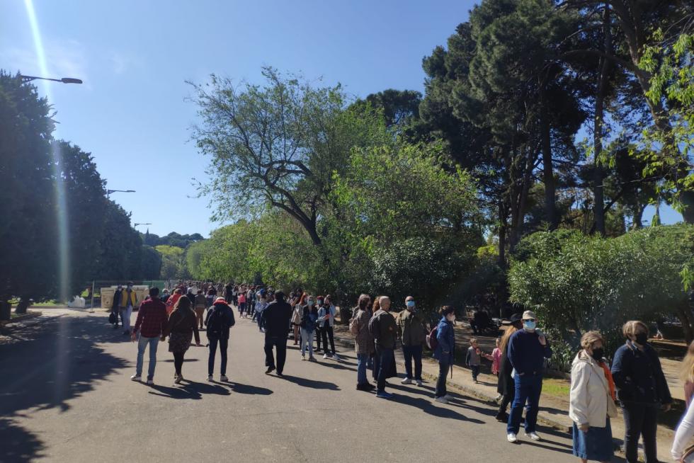 Largas filas en el Parque Grande José Antonio Labordeta para acceder a la Feria del Libro.