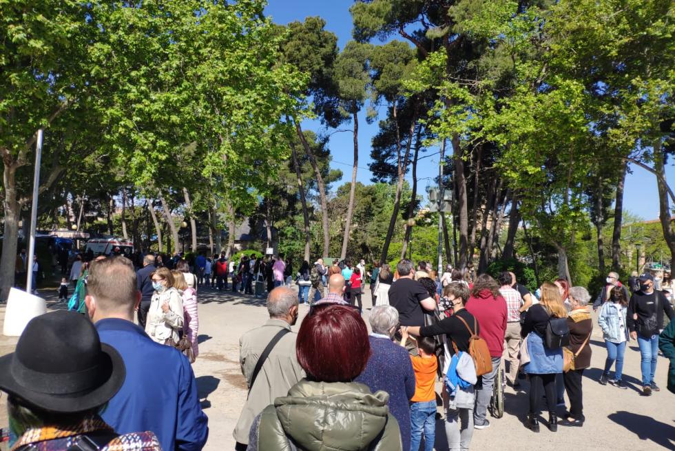 Largas filas en el Parque Grande José Antonio Labordeta para acceder a la Feria del Libro.