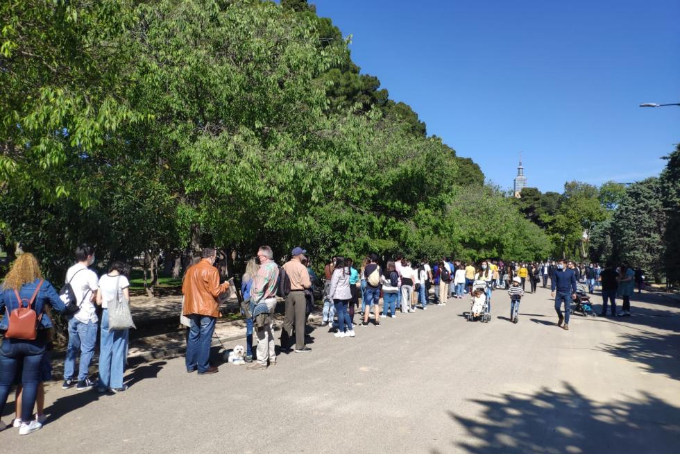 Largas filas en el Parque Grande José Antonio Labordeta para celebrar la Feria del Libro.