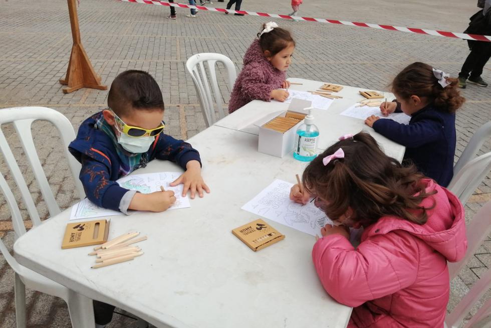 Los niños turolenses dibujan a San Jorge en la plaza de San Juan.