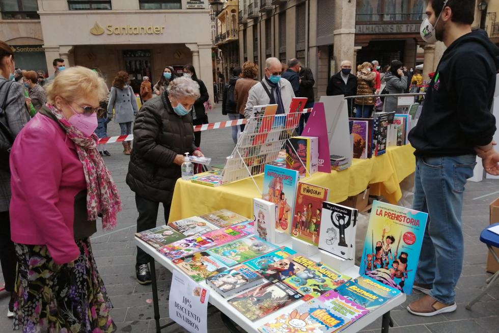 Teruel celebra la Feria del Libro en la plaza del Torico.