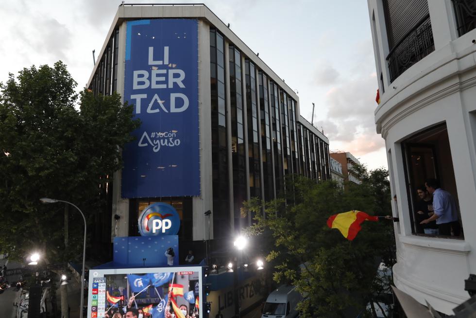 Decenas de seguidores se han dado cita en la calle Génova para celebrar el triunfo de Isabel Díaz Ayuso
