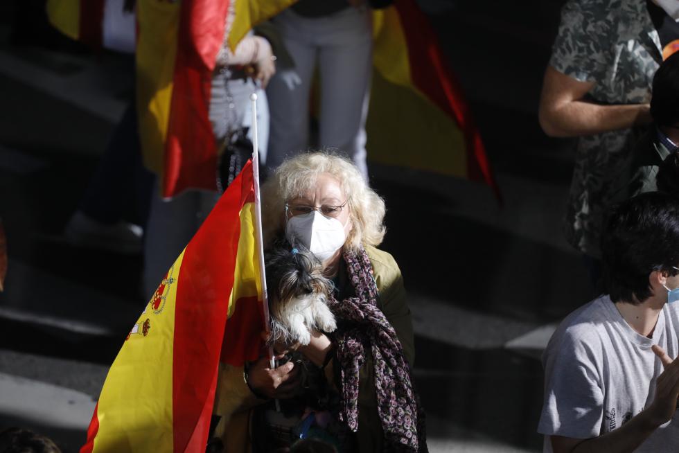Decenas de seguidores se han dado cita en la calle Génova para celebrar el triunfo de Isabel Díaz Ayuso