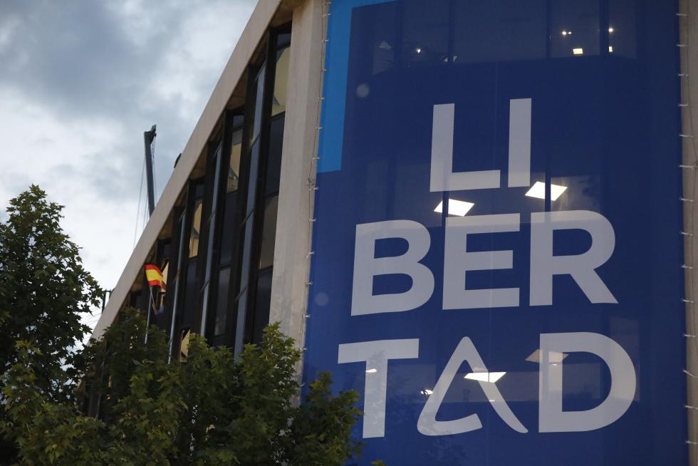 Decenas de seguidores se han dado cita en la calle Génova para celebrar el triunfo de Isabel Díaz Ayuso
