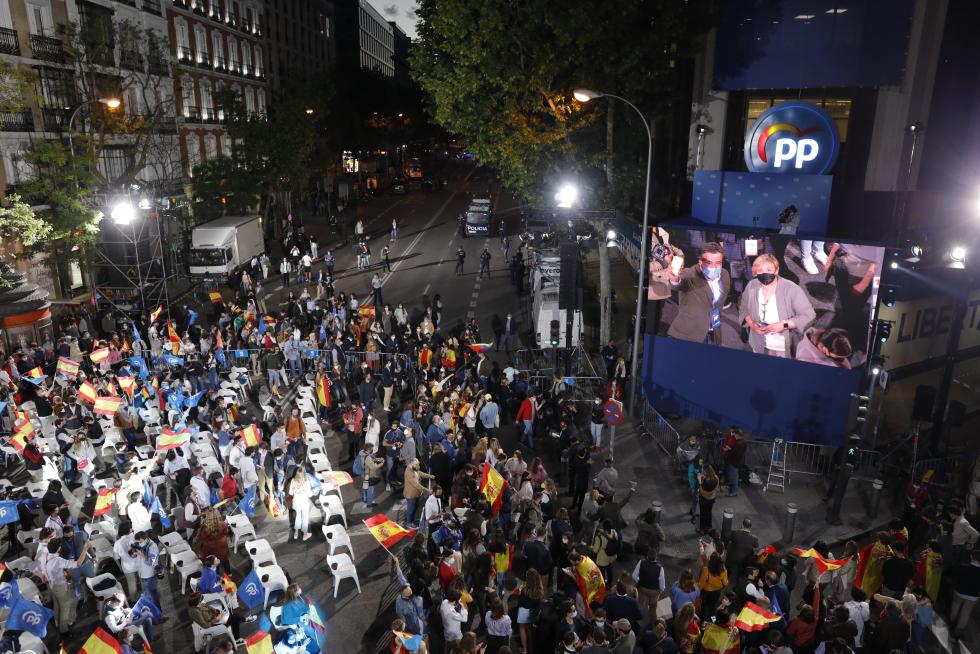 Decenas de seguidores se han dado cita en la calle Génova para celebrar el triunfo de Isabel Díaz Ayuso