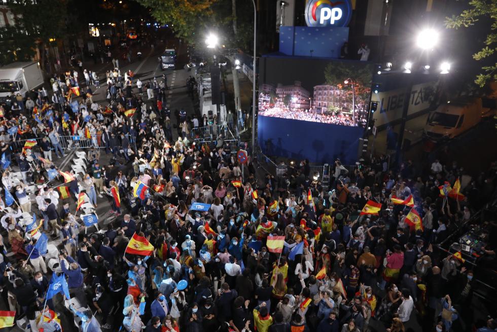 Decenas de seguidores se han dado cita en la calle Génova para celebrar el triunfo de Isabel Díaz Ayuso