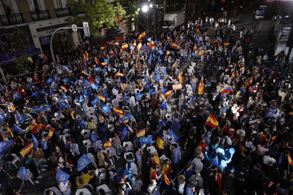 Decenas de seguidores se han dado cita en la calle Génova para celebrar el triunfo de Isabel Díaz Ayuso