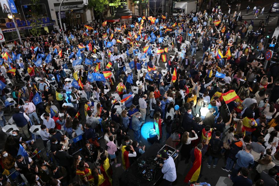 Decenas de seguidores se han dado cita en la calle Génova para celebrar el triunfo de Isabel Díaz Ayuso