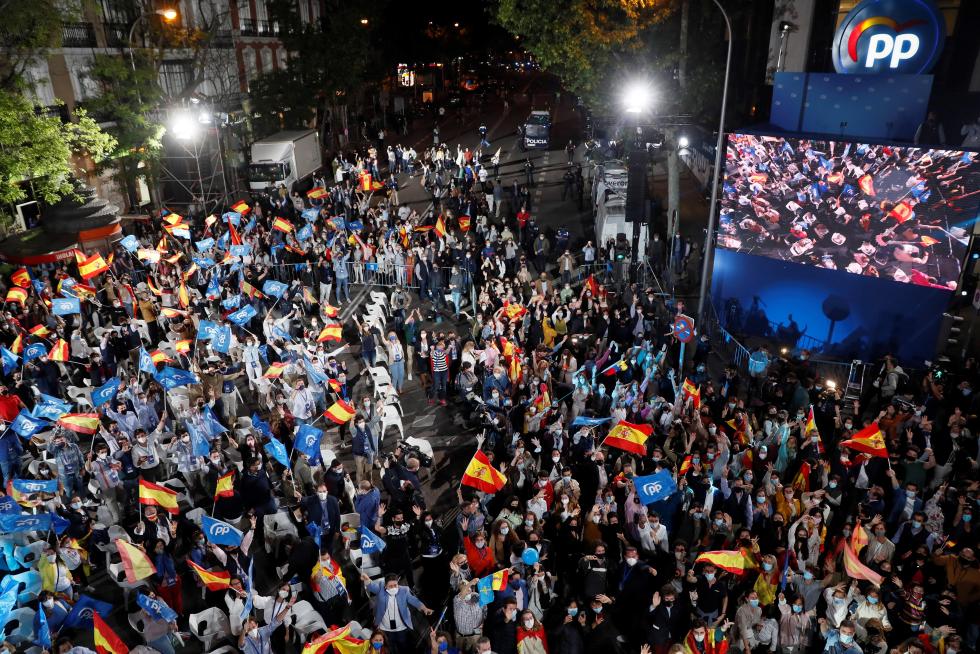 Decenas de seguidores se han dado cita en la calle Génova para celebrar el triunfo de Isabel Díaz Ayuso