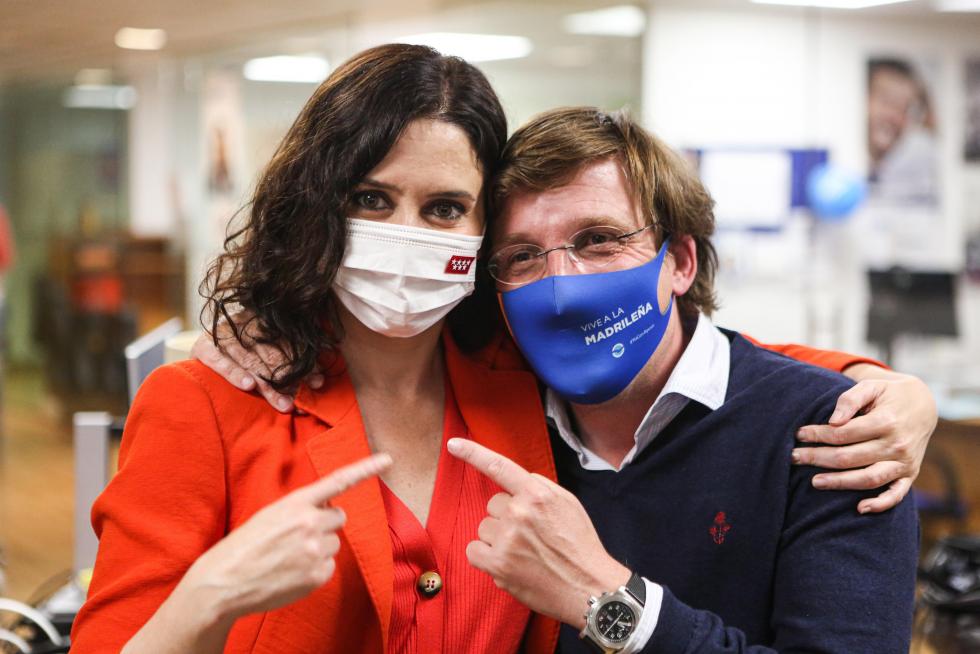 Isabel Díaz Ayuso en la sede del PP en Génova junto a José Luis Martínez Almeida