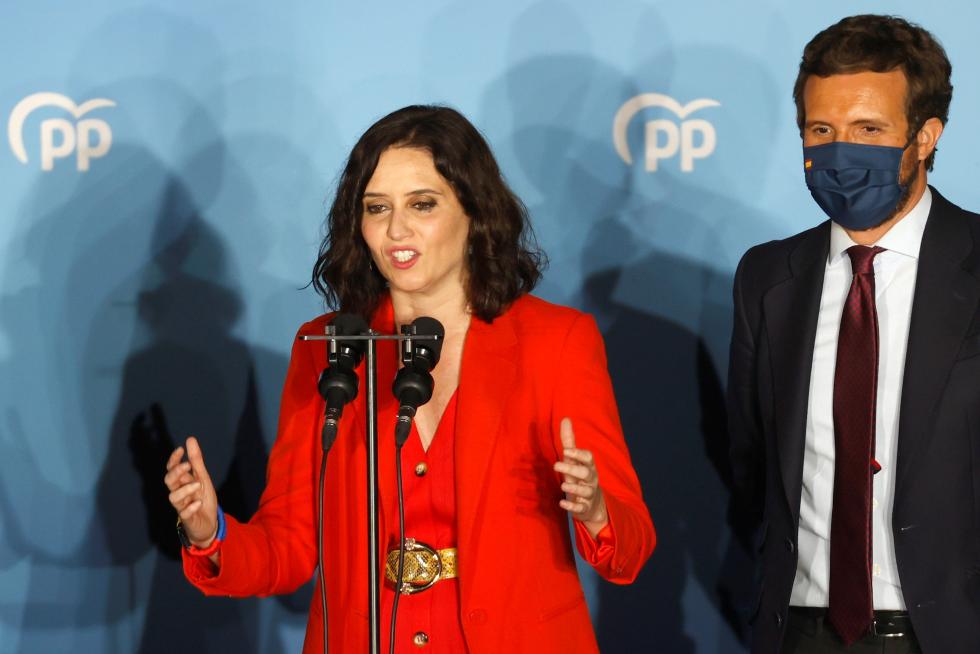 Isabel Díaz Ayuso y Pablo Casado en el balcón de la sede del PP en la calle Génova
