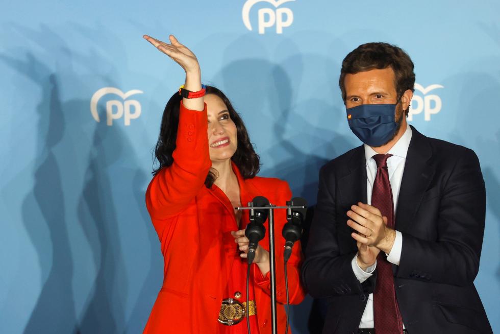 Isabel Díaz Ayuso y Pablo Casado en el balcón de la sede del PP en la calle Génova celebrando el triunfo