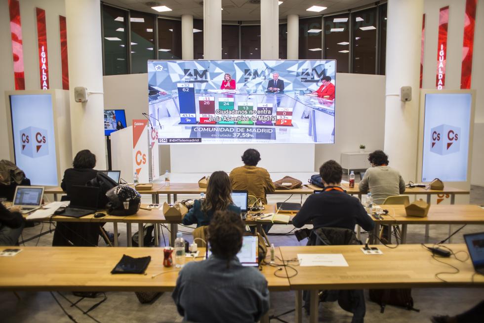 Periodistas siguen el recuento de votos desde la sede de Ciudadanos durante la noche electoral