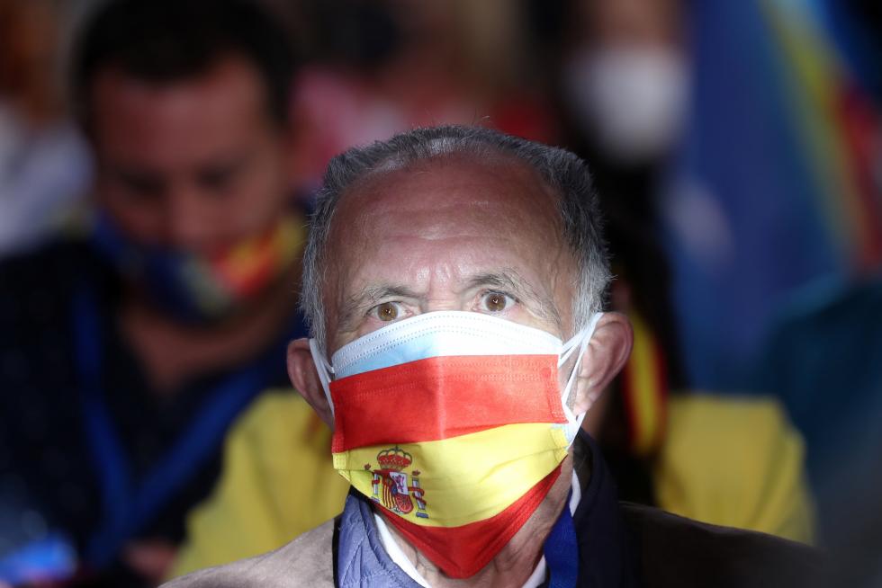 Seguidores del PP se dan cita en la calle Génova para celebra el triunfo de Isabel Díaz Ayuso