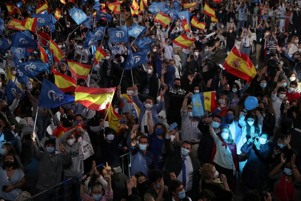 Seguidores del PP se dan cita en la calle Génova para celebra el triunfo de Isabel Díaz Ayuso