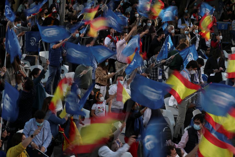 Seguidores del PP se dan cita en la calle Génova para celebra el triunfo de Isabel Díaz Ayuso