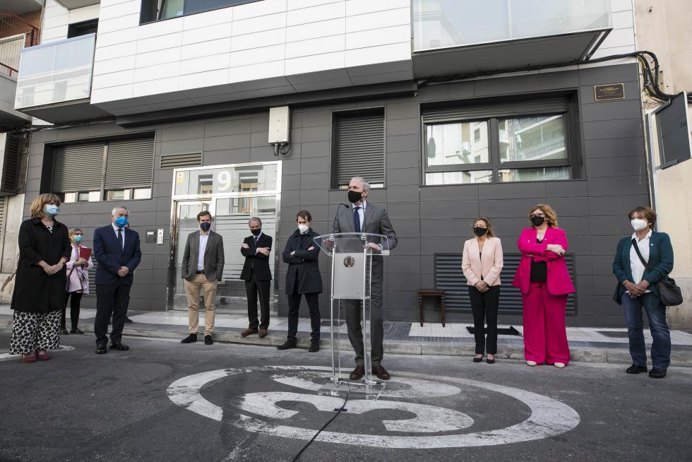 Una placa en recuerdo de Manuel Giménez Abad, en la calle Cortes de Aragón 9 de Zaragoza