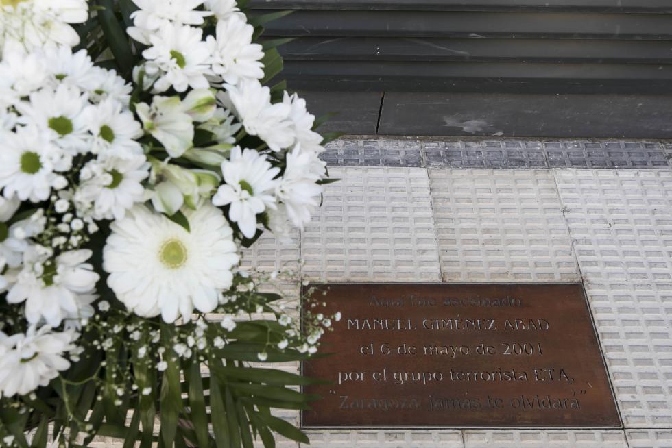 Una placa en recuerdo de Manuel Giménez Abad, en la calle Cortes de Aragón 9 de Zaragoza