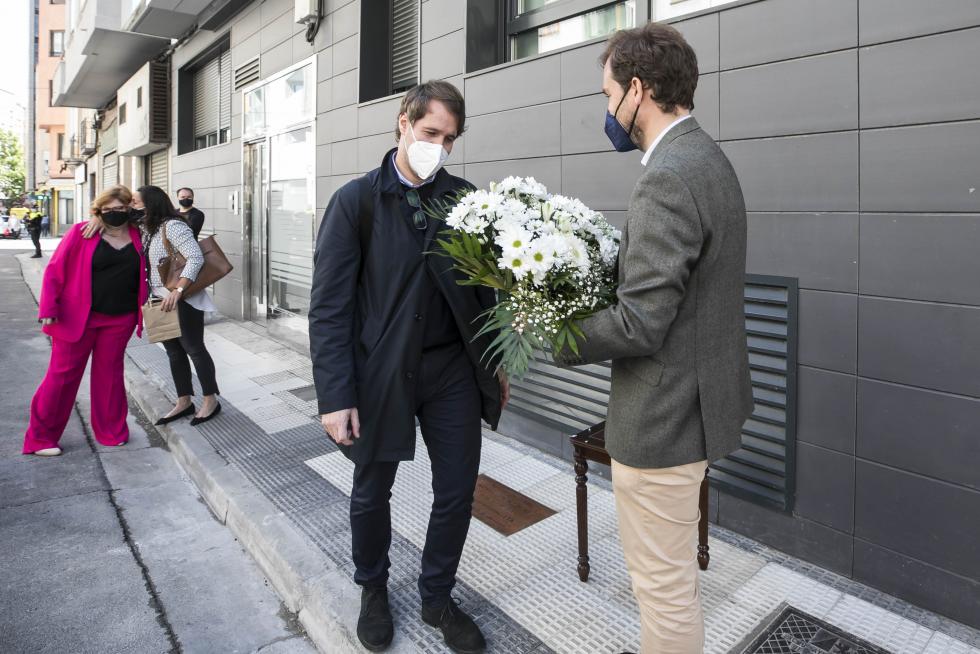 Una placa en recuerdo de Manuel Giménez Abad, en la calle Cortes de Aragón 9 de Zaragoza