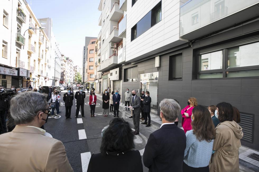 Una placa en recuerdo de Manuel Giménez Abad, en la calle Cortes de Aragón 9 de Zaragoza