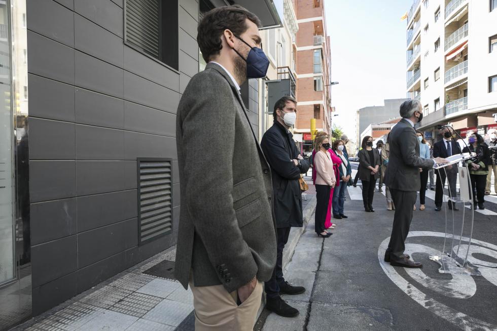 Una placa en recuerdo de Manuel Giménez Abad, en la calle Cortes de Aragón 9 de Zaragoza